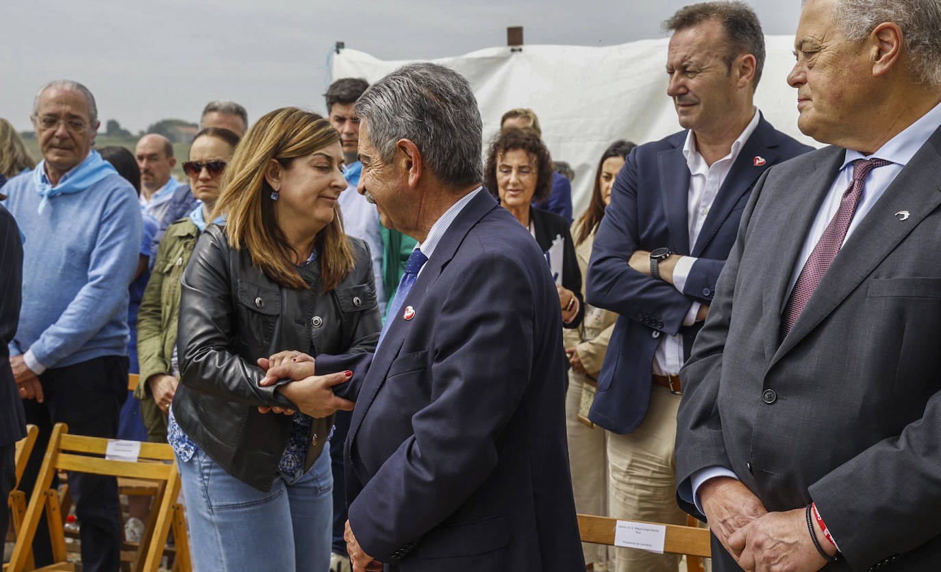 Miguel Ángel Revilla saluda a María José Sáenz de Buruaga, la ganadora de la noche electoral. 