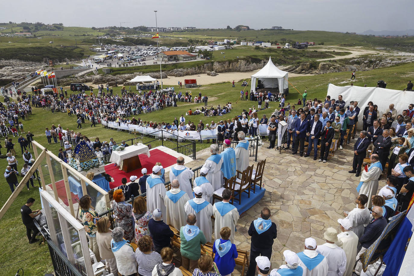 El obispo de Santander, Manuel Sánchez Monge, ha oficiado la misa en las escaleras de la ermita de la Virgen del Mar.