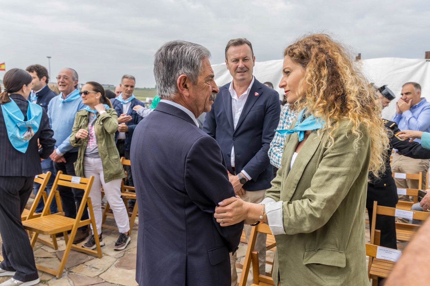 Miguel Ángel Revilla saluda a la delegada del Gobierno Ainoa Quiñones en presencia del consejero de Ganadería, Guillermo Blanco