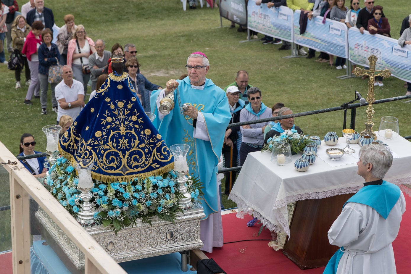 El obispo de Santander durante la misa