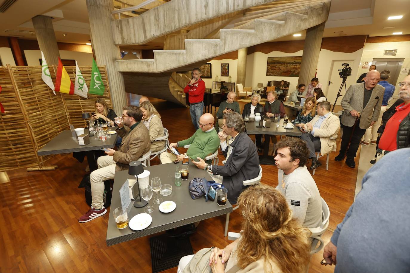 Cargos, simpatizantes y militantes de Vox se reunieron el domingo por la noche en el Hotel Palacio del Mar. 