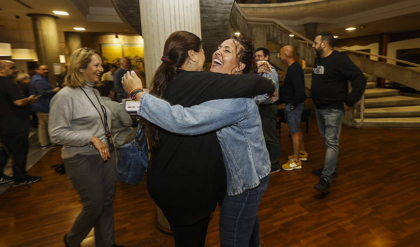 María Luz Jayo (derecha) se abraza a una compañera. 