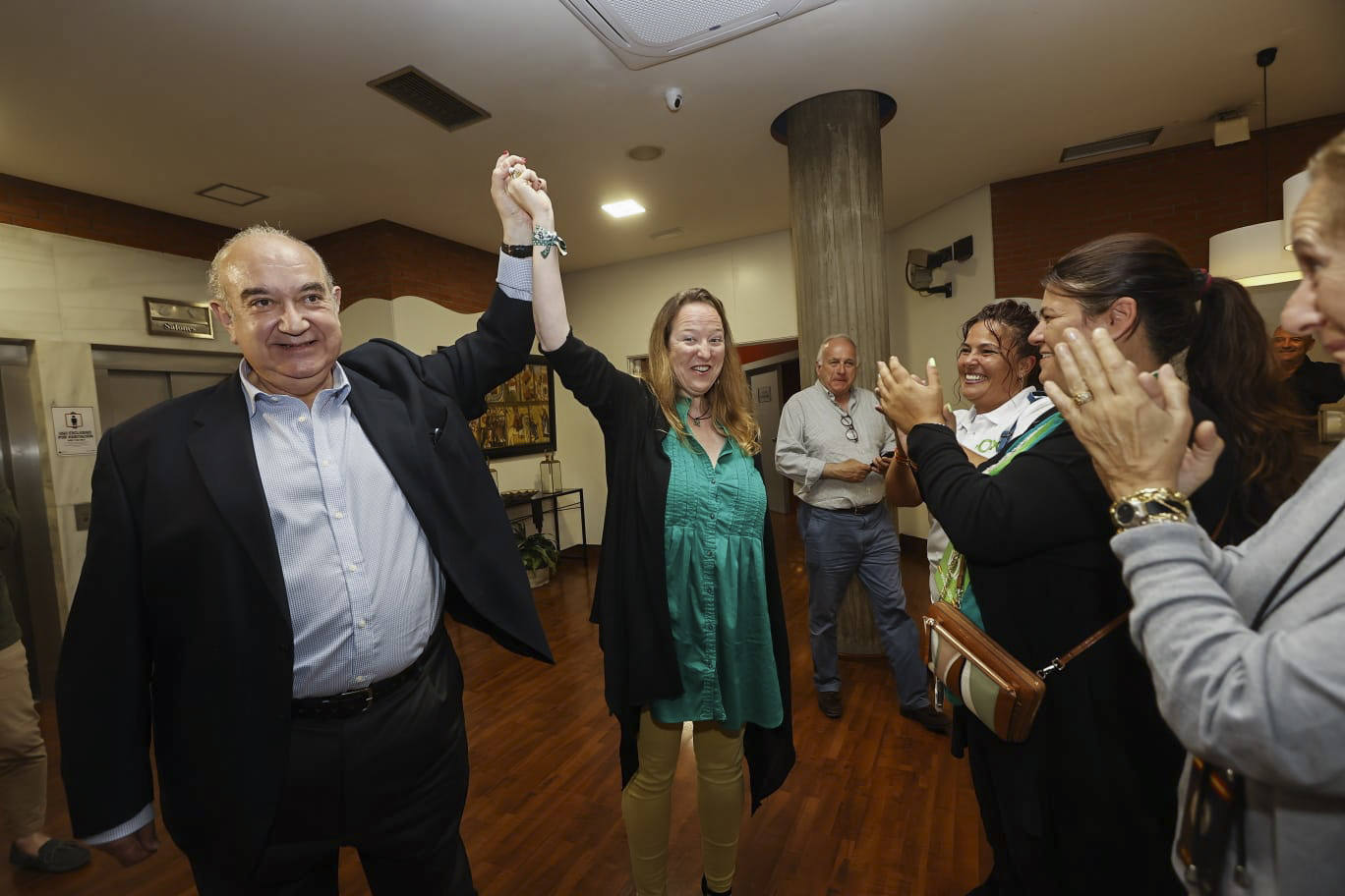 Valentín del Valle y Leticia Díaz leventan los brazos para celebrar sus resultados.