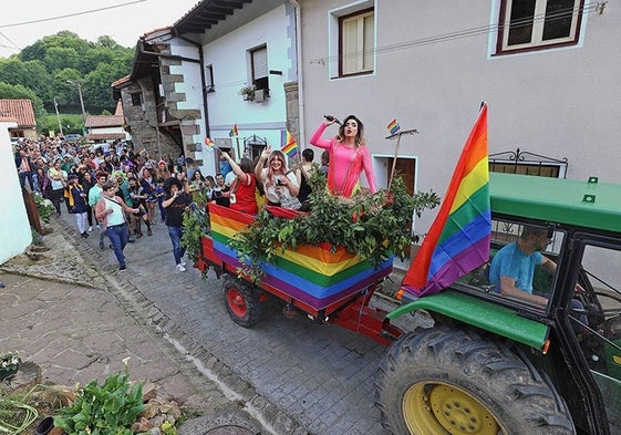 La carroza del desfile recorre las calles del pueblo de Barcenillas.