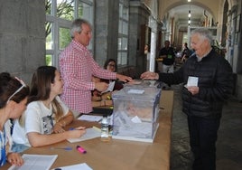 Un vecino votando en la mesa del instituto Marqués de Manzanedo.