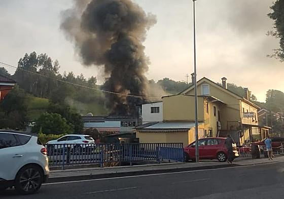 El incendio de un taller de neumáticos en Puente Arce desencadena una gran columna de humo