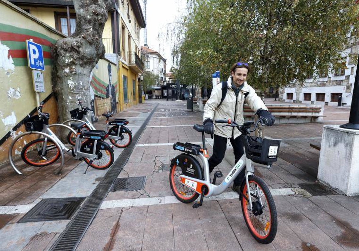 Un usuario se dispone a montar en unas de las 'torrebicis', en enero, en la plaza Baldomero Iglesias de Torrelavega.