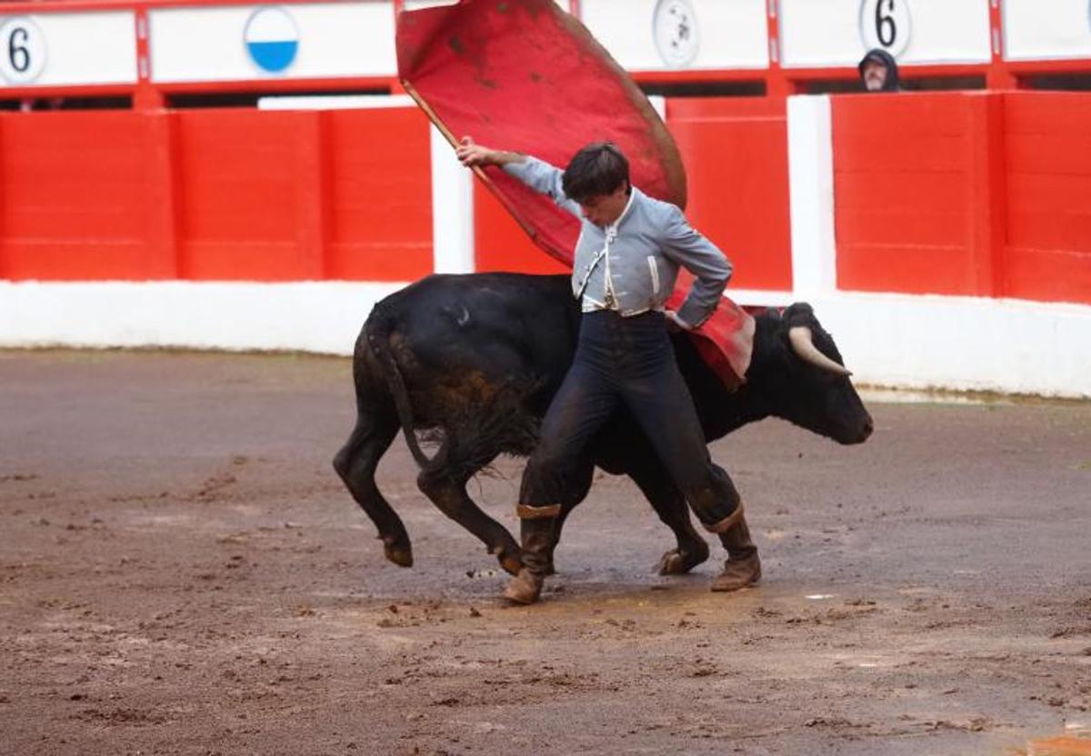 Eduardo Rodríguez en la plaza de toros de Santander durante una novillada de Valdellán.