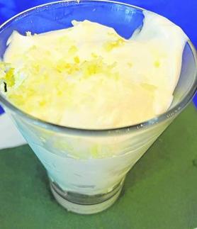 Imagen secundaria 2 - A la izquierda, Eensaladilla y puding de cabracho. A la derecha, mousse de limón. 