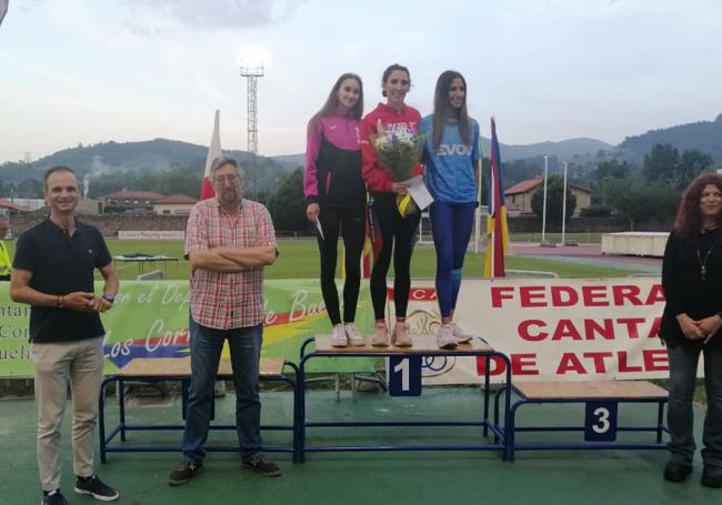 Las tres atletas que subieron al podio fueron las tres primeras en la prueba de 1.500 metros: Elena Martín, María Cedrón y Almudena Saborido.