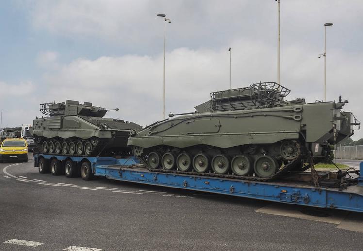 Imagen principal - Otros seis tanques del ejército español llegan al Puerto de Santander