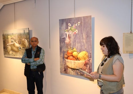 Imagen secundaria 1 - Chema Prieto con los poetas que intervinieron en el acto, y Silvia Prellezo y Maribel Fernández leyendo sus poemas