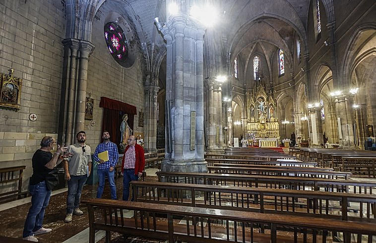 El vidriero Tomás Saiz, dos técnicos de SIEC y el cura Juan Carlos Rodríguez del Pozo (desde la izquierda), ayer, en la iglesia.