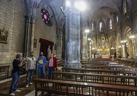 El vidriero Tomás Saiz, dos técnicos de SIEC y el cura Juan Carlos Rodríguez del Pozo (desde la izquierda), ayer, en la iglesia.