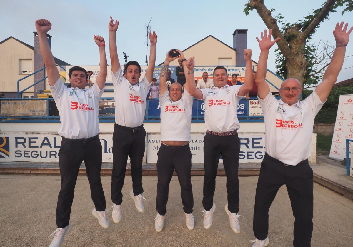 La plantilla de Borbolla celebra la Supercopa.