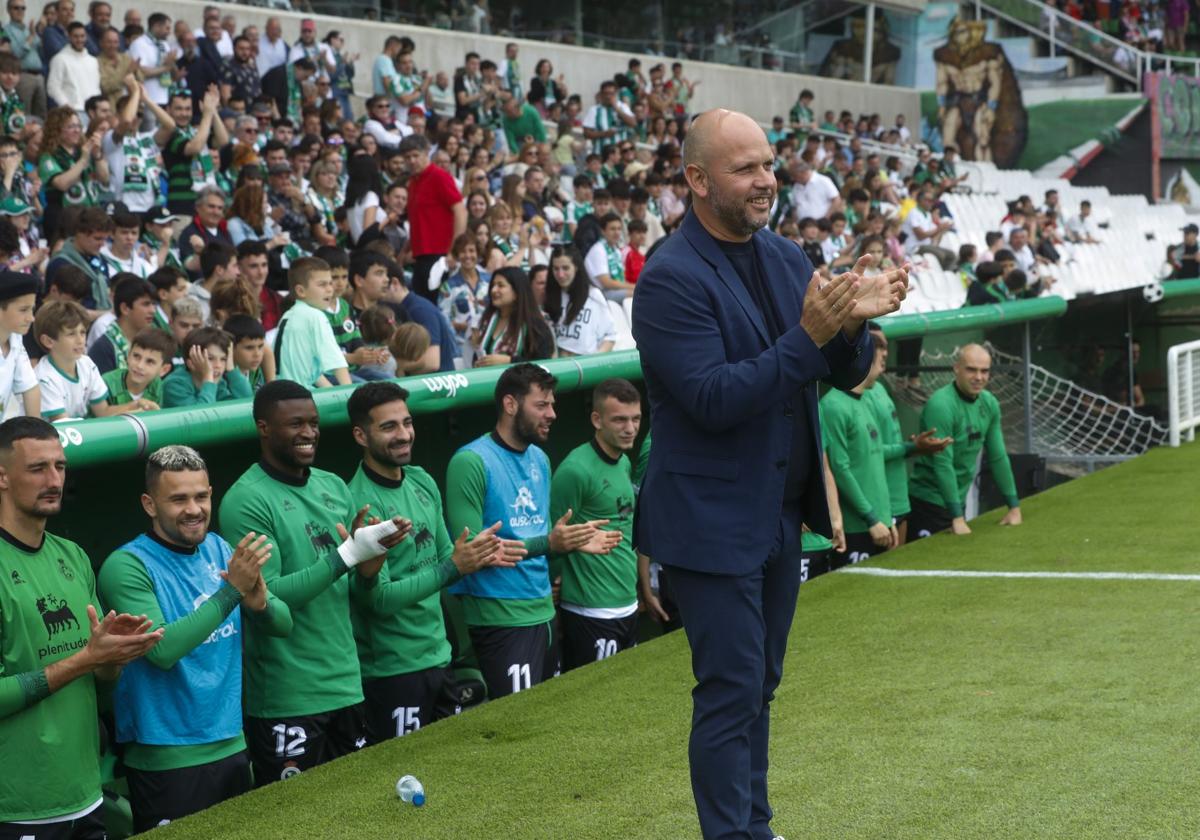 José Alberto, delante del banquillo, con algunos de sus jugadores al fondo, antes del partido frente al Cartagena.