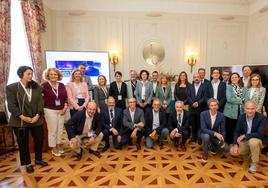 Foto de familia de los participantes en el acto, este lunes, en el Palacio de La Magdalena.