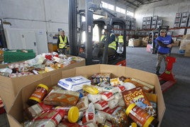 Los voluntarios del Banco de Alimentos regional en una recogida anterior.