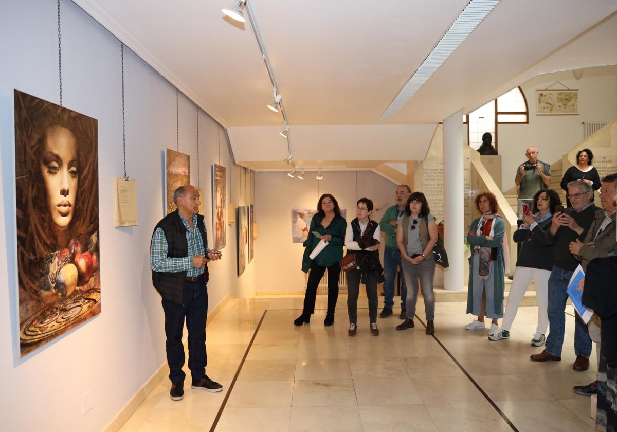 Chema Prieto explica la obra que muestra en la Casa de Cultura de Potes