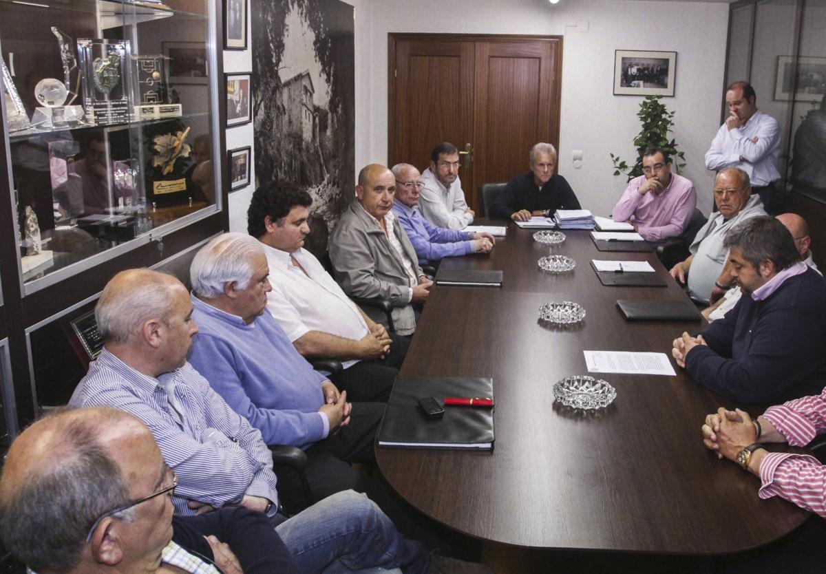 Reunión entre la Federación Cántabra de Fútbol y la Asociación de Clubes de Cantabria, en el año 2011