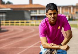 Mohamed Attaoui, en la pista de Sniace donde entrena habitualmente. El torrelaveguense ha explotado a nivel nacional en este 2023.