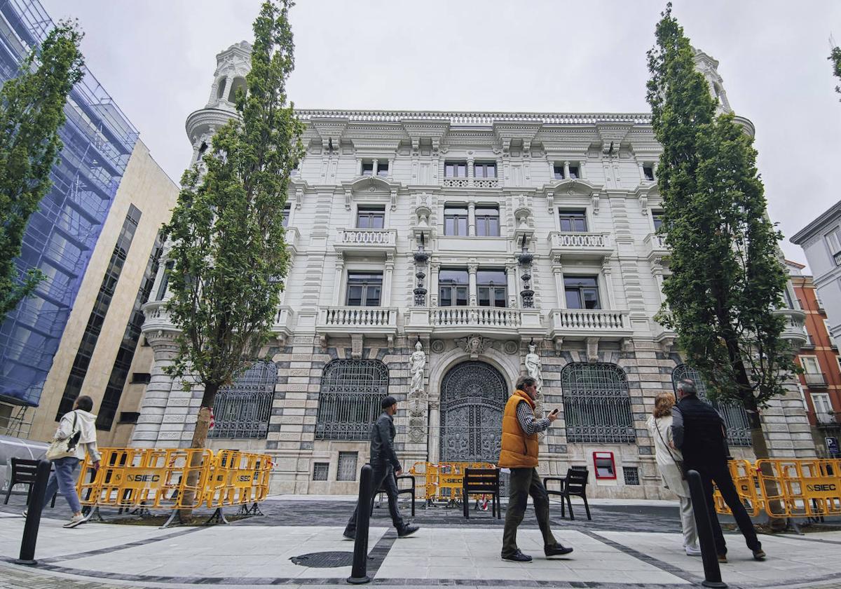 Fachada principal del inmueble, antiguo Mercantil, tras la reforma afrontada en los últimos años.