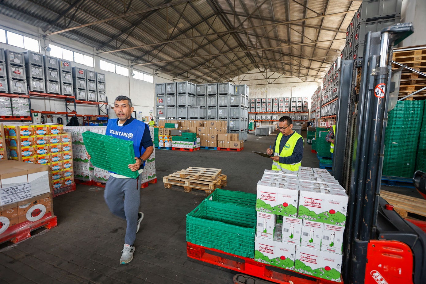 Los voluntarios se encargan de preparar, trasladar y etiquetar todas las cajas que pasan por la nave, antes de su distribución. 