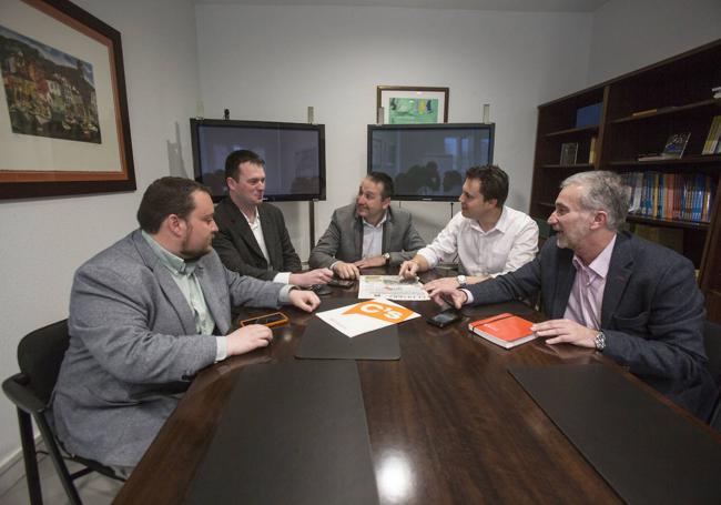 Juan Ramón Carrancio (centro), David González (derecha) y Esteban Martínez (izquierda) formaron el núcleo duro del partido en los primeros compases.