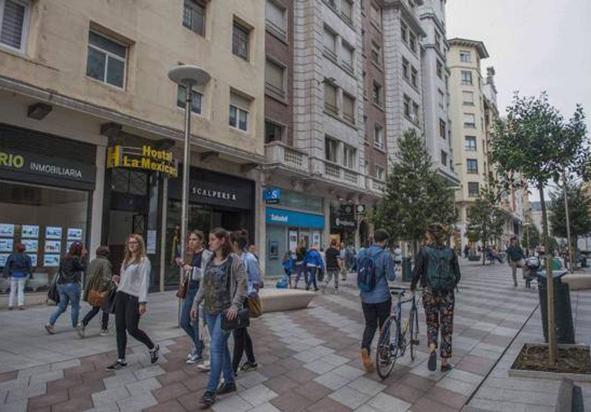 Imagen de archivo de una calle comercial de Santander.