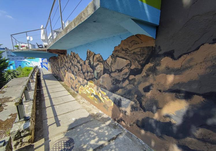 Otra parte del recorrido, con un diseño de rocas, bajo la terraza de la Escuela de Turismo.