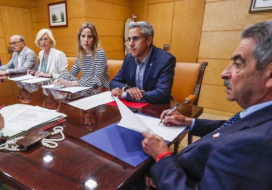 Miguel Ángel Revilla,Pablo Zuloaga, Jezabel Morán, Marina Lombó y Francisco Javier López Marcano, ayer, en la reunión del Gobierno.