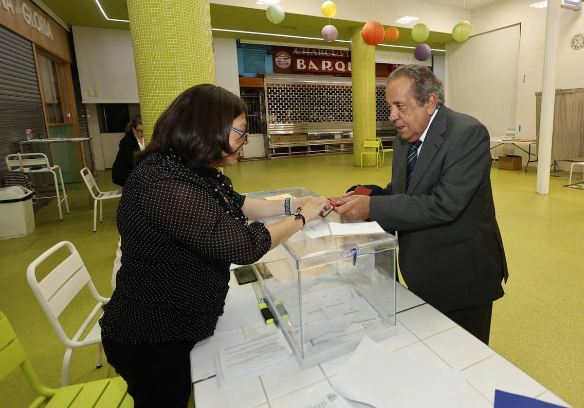 Un hombre vota en la plaza de abastos el paso 28 de mayo