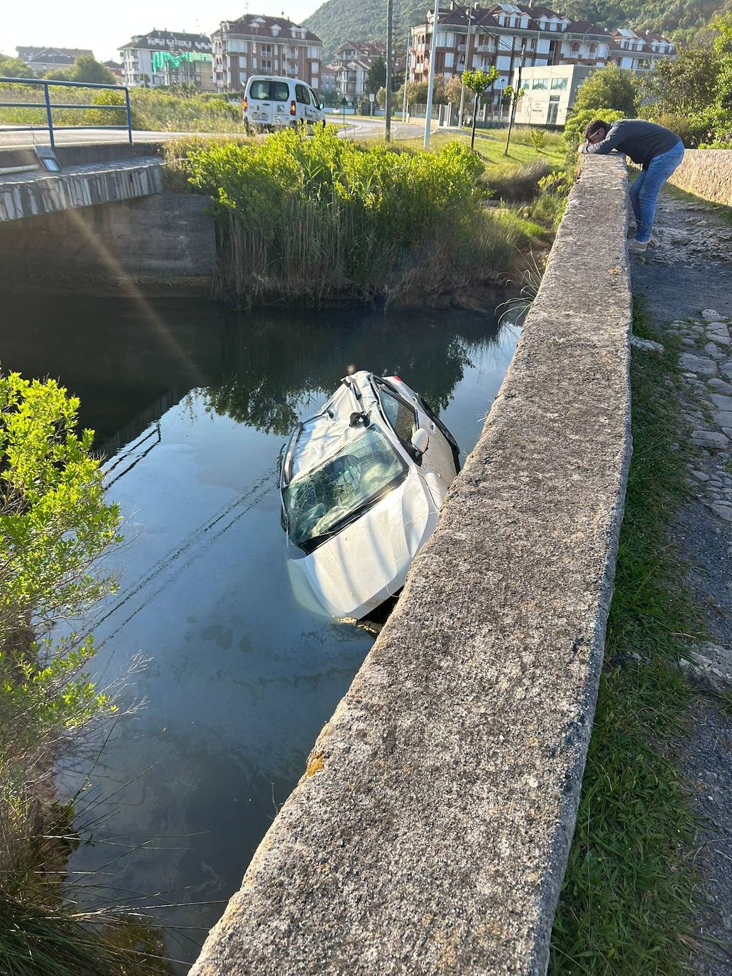 El lado del conductor quedó fuera del agua, por lo que la vida de la conductora no estuvo en peligro