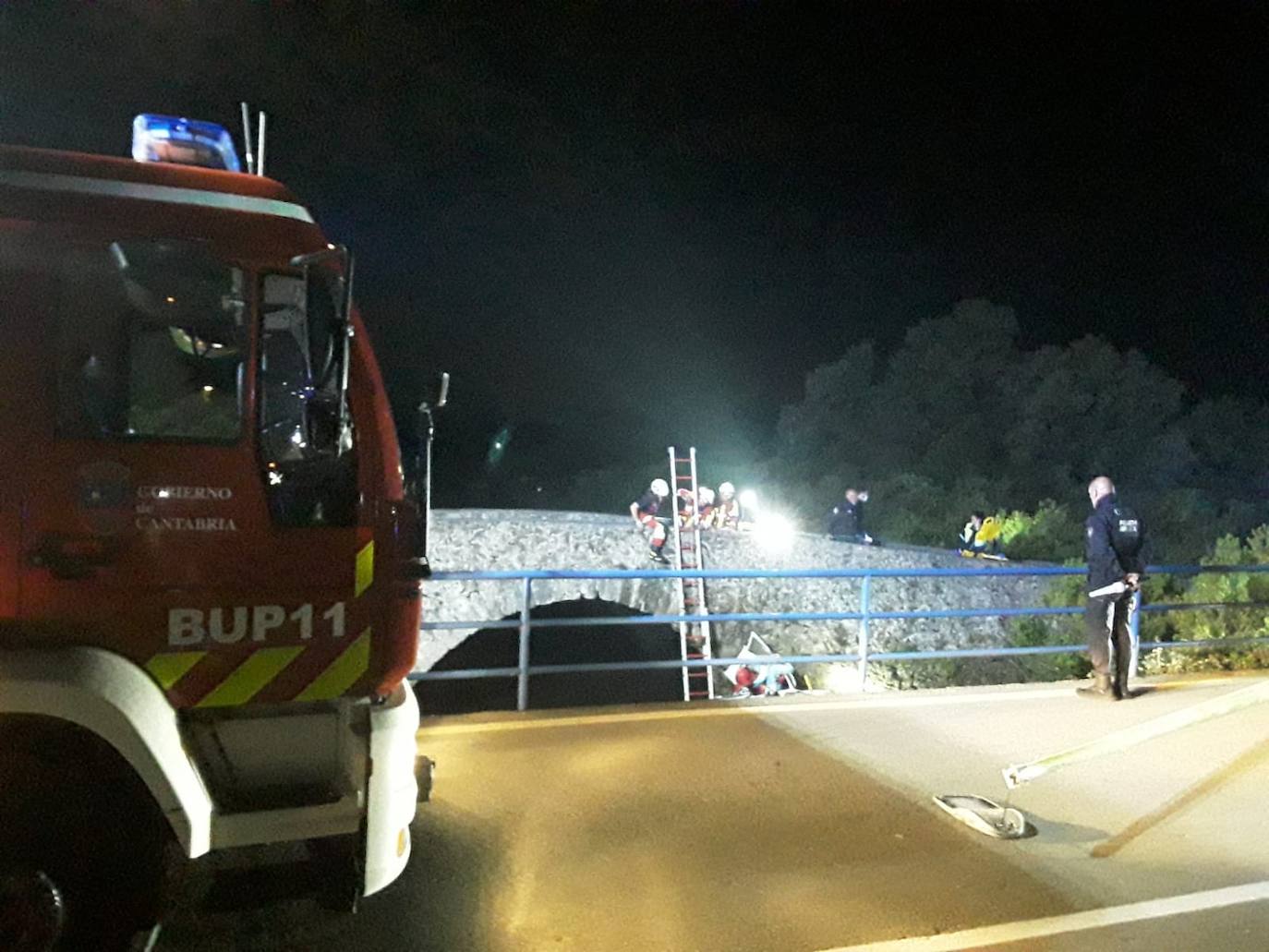 Momento en el que los bomberos sacan a la mujer del coche, en el que estaba atrapada, para después subirla por la escalera