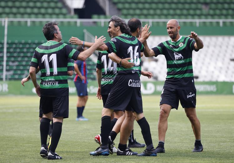 Imagen principal - Amavisca, Estebaranz y Colsa celebran uno de los goles. Óscar Serrano conduce el balón y Munitis, de blanco, se dispone a golpear la pelota.