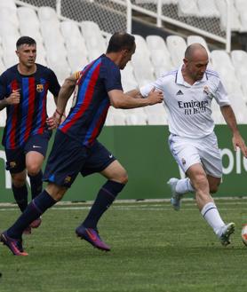 Imagen secundaria 2 - Amavisca, Estebaranz y Colsa celebran uno de los goles. Óscar Serrano conduce el balón y Munitis, de blanco, se dispone a golpear la pelota.