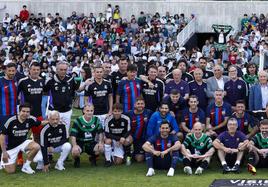 Foto de familia de Racing, Real Madrid y Barcelona junto a más amigos, autoridades y miembros de la Fundación Lovaas sobre el césped de El Sardinero.