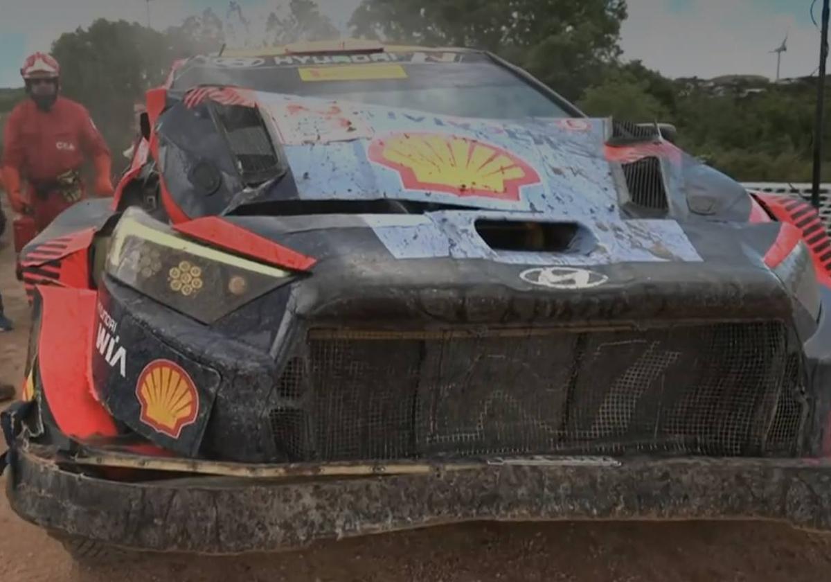 El Hyundai de Sordo, tras el accidente en el tercer tramo de ayer del Rally de Cerdeña.