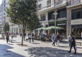 Manolo Bakes, que abrió sus puertas la semana pasada, es uno de los nuevos negocios de Juan de Herrera y sus 'manolitos' generan colas cada día.