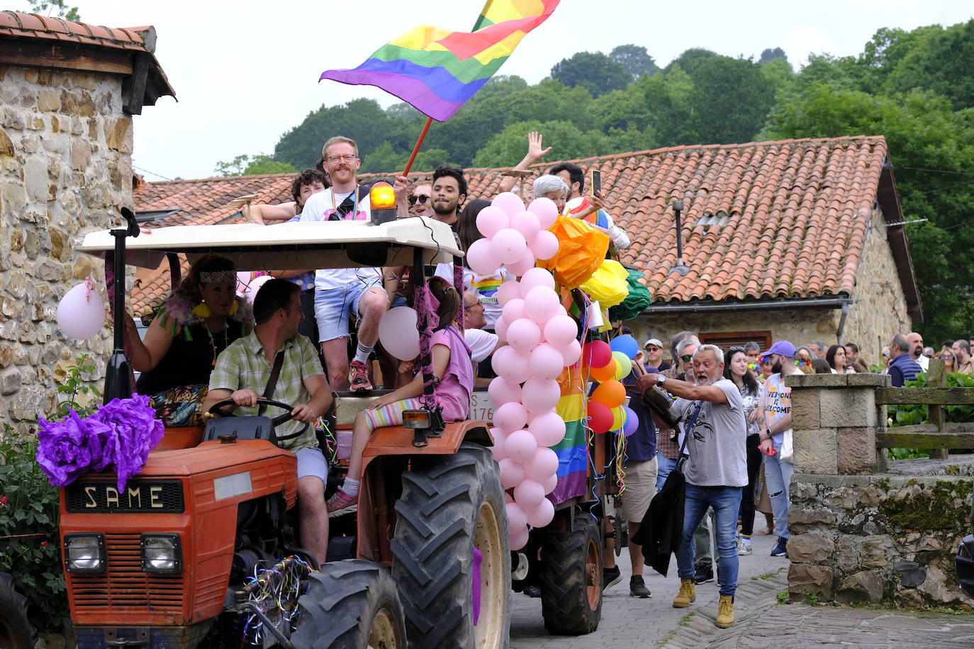 Las carrozas estaban remolcadas por tractores en una simbiosis entre el mundo rural  y la diversidad.