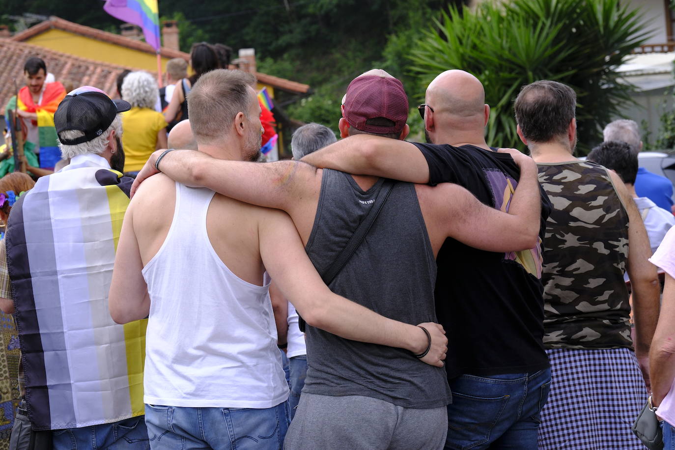 Cuatro hombres se abrazan en el festival.