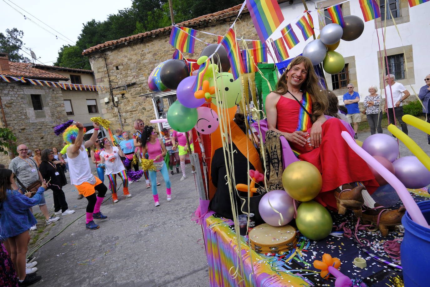 La reina de una de las carrozas posa ante la cámara.