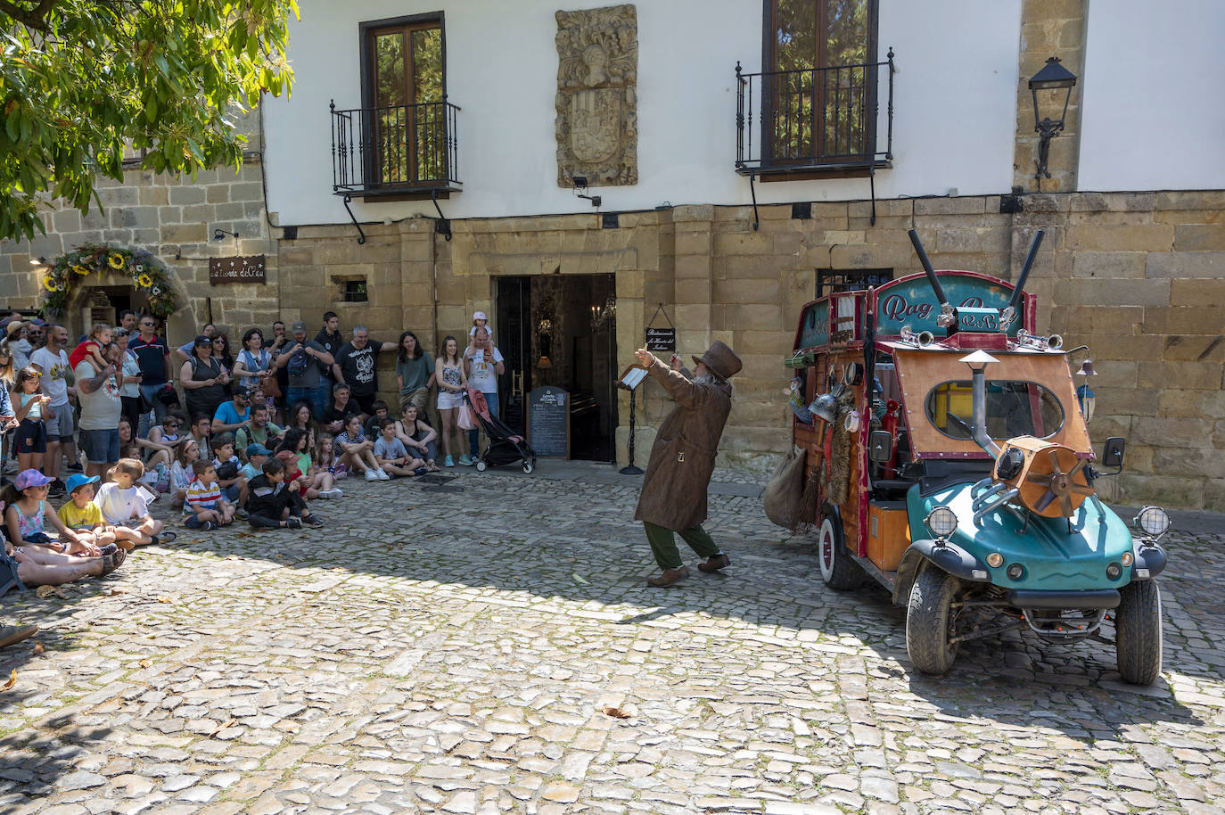 Rag Bon Man son un par de traperos que viajan con su estrafalaria furgoneta.