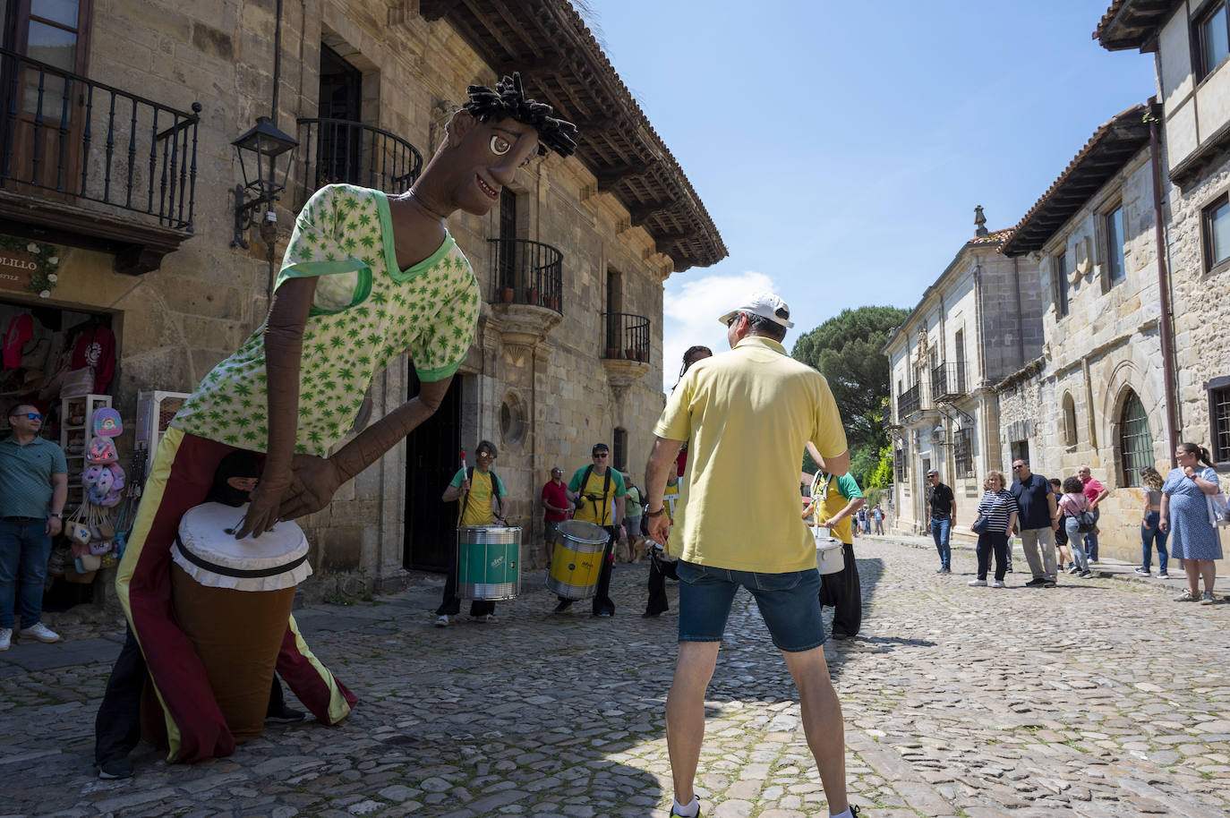 Ritmos africanos, tambores y timbales sobre el empedrado medieval, con la complicidad de los visitantes