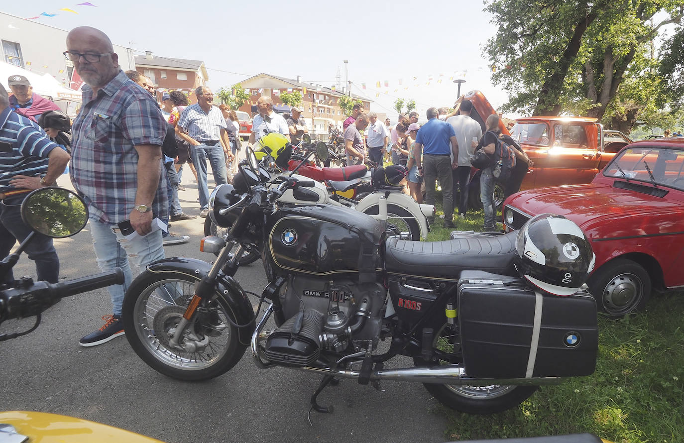 En la feria además de coches también se pueden encontrar motos antiguas.