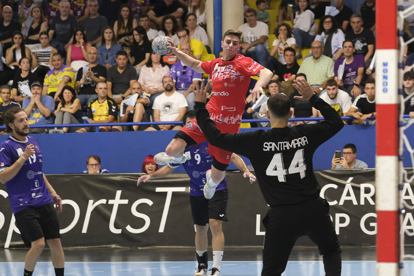 Diego Monzón, en pleno salto para lanzar a la portería manchega.