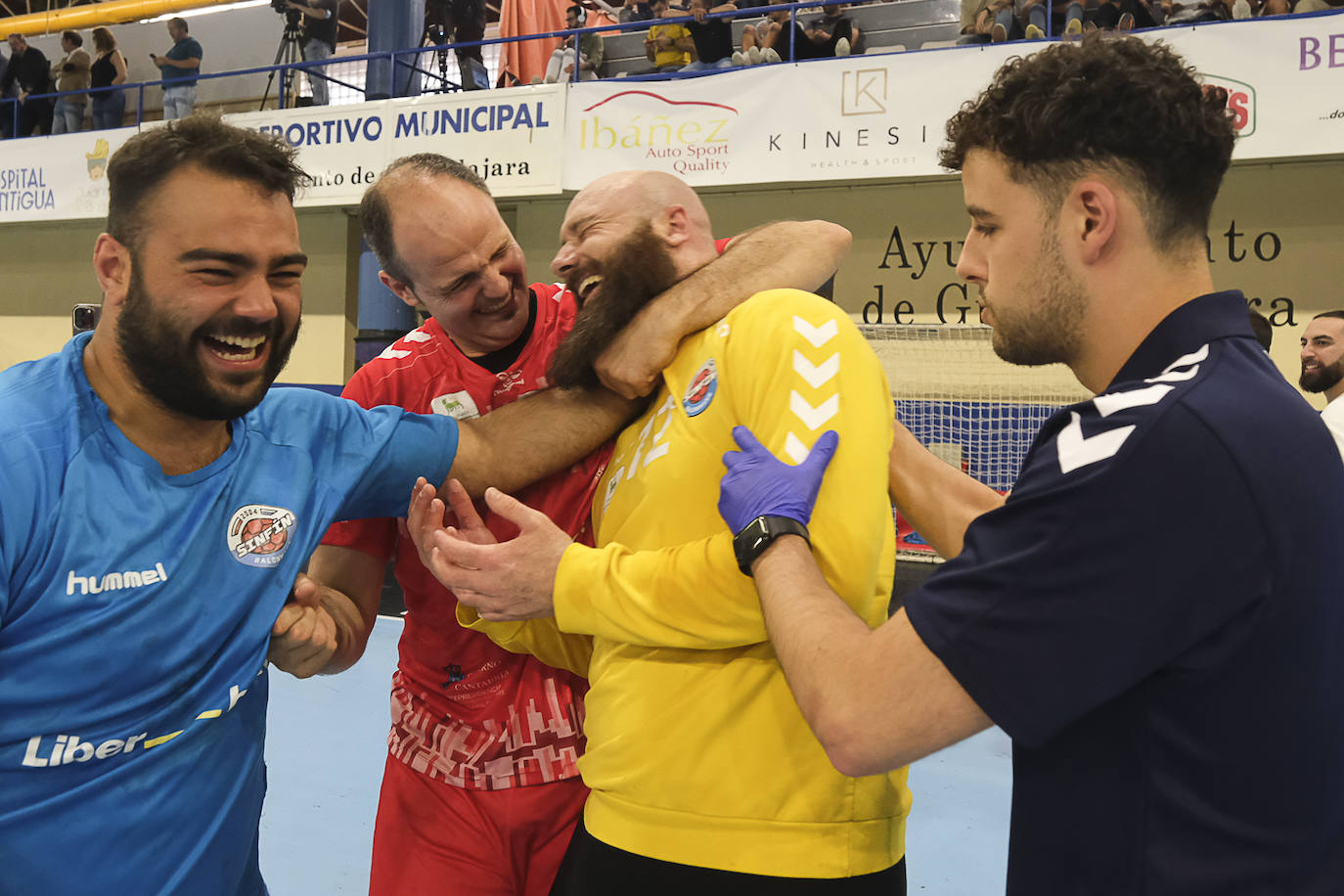 Herrero Lon abraza a Ernesto Sánchez tras el final del partido.