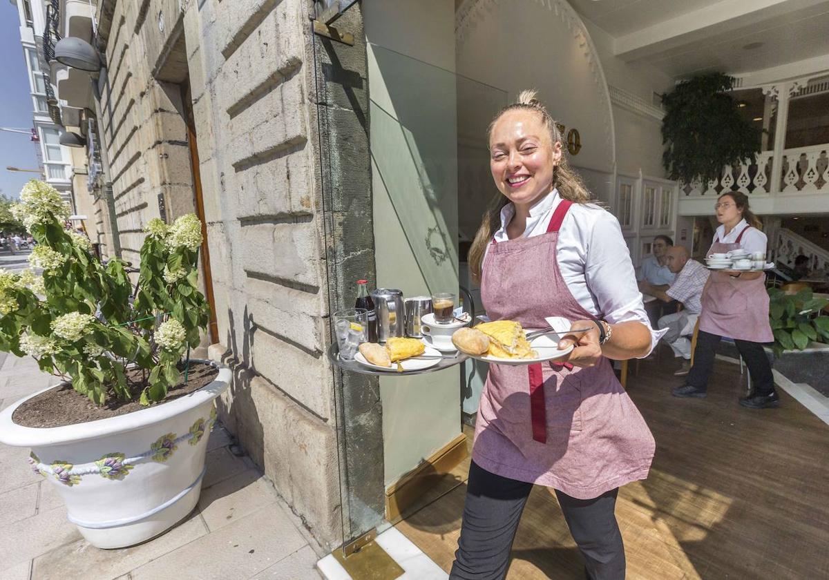 Una camarera de la cafetería Suizo, en Santander, el pasado verano.