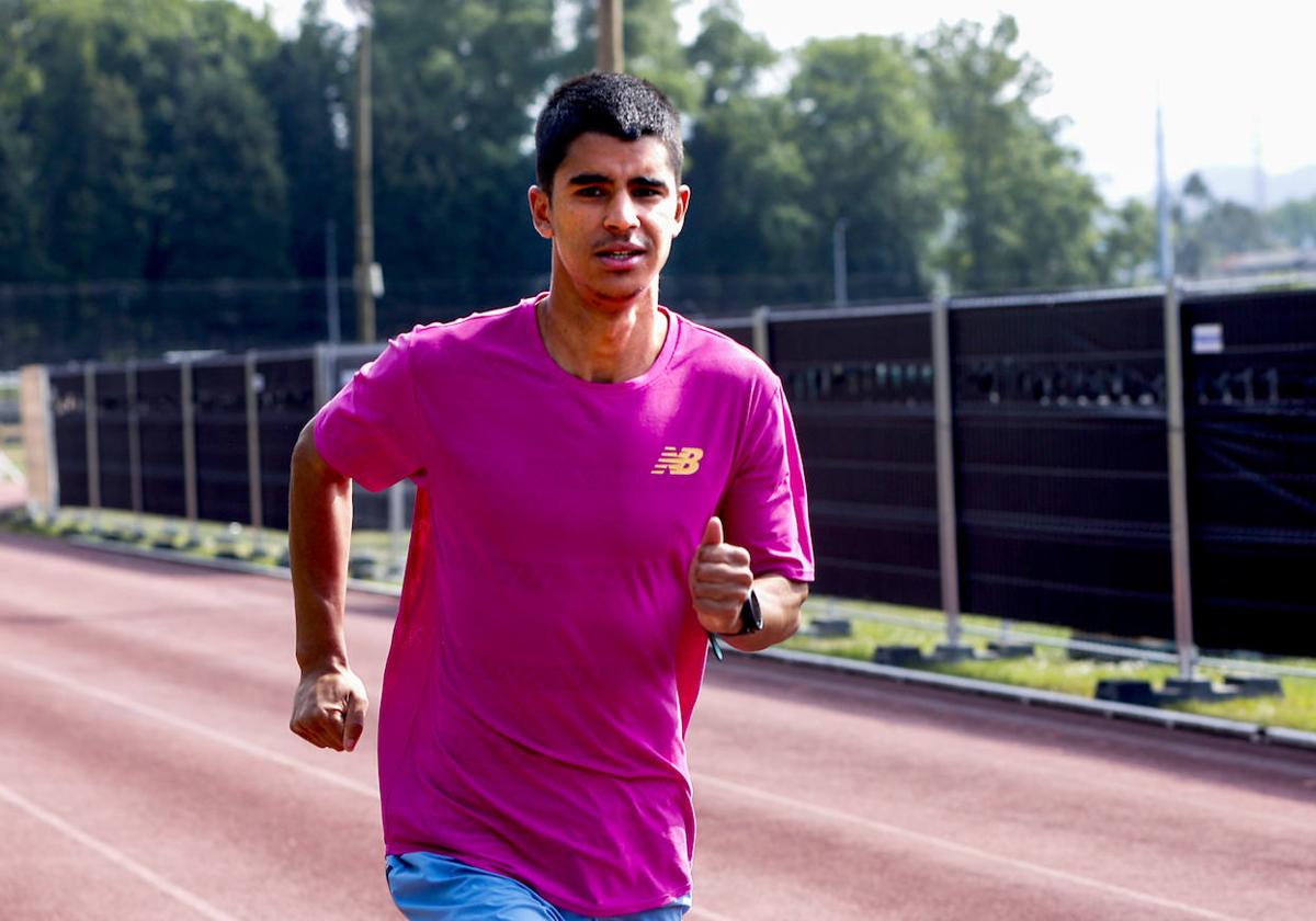 Mohamed Attaoui, en la pista de Sniace, en Torrelavega, su lugar de entrenamiento.