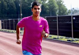 Mohamed Attaoui, en la pista de Sniace, en Torrelavega, su lugar de entrenamiento.